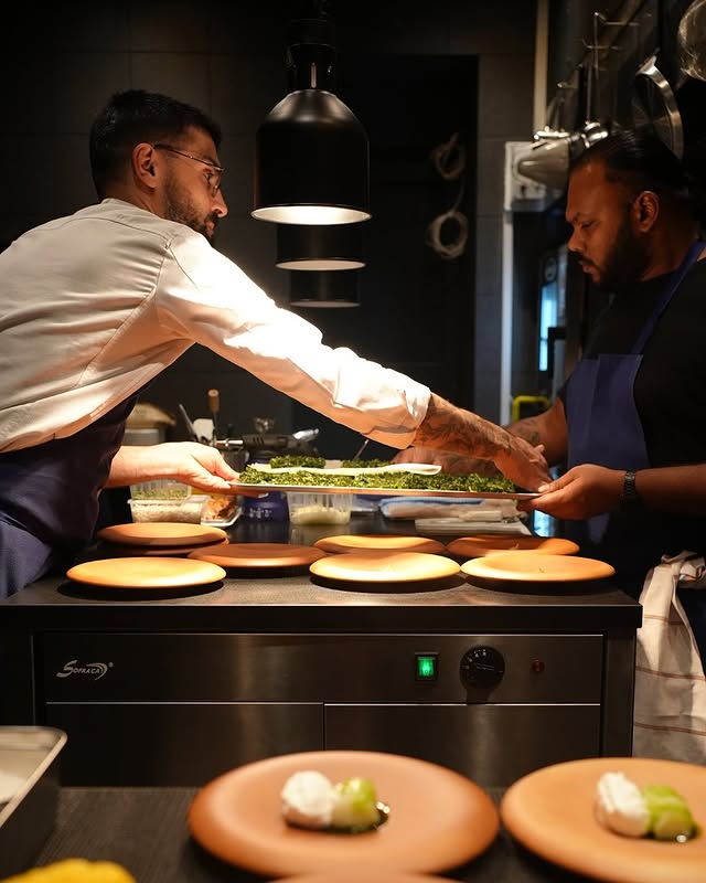 Chef Manogeran Shasitaran en action dans la cuisine ouverte