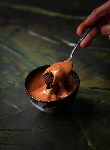 Présentation culinaire sur céramique artisanale